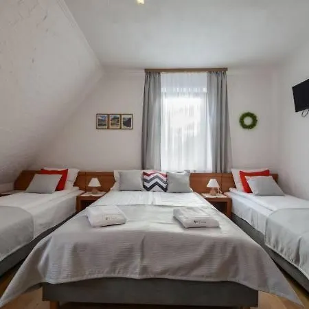 Rodzinny Dom I Apartamenty U Ciwersa Z Balia W Ogrodzie Bialka Tatrzanska Exterior photo