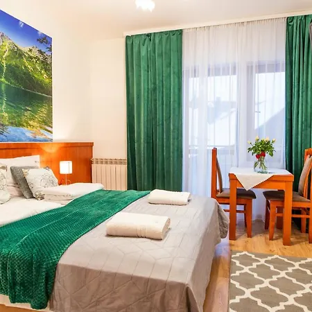 Rodzinny Dom I Apartamenty U Ciwersa Z Balia W Ogrodzie Bialka Tatrzanska Exterior photo