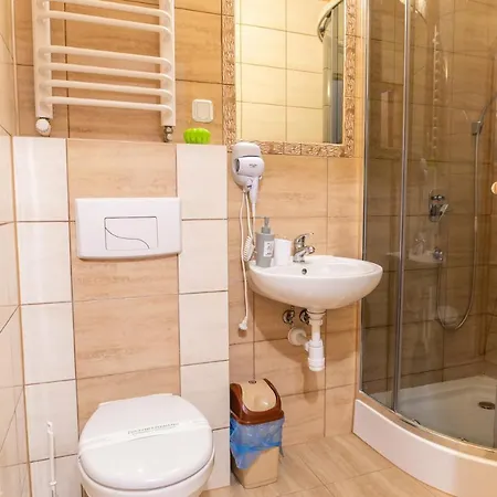 Rodzinny Dom I Apartamenty U Ciwersa Z Balia W Ogrodzie Bialka Tatrzanska Exterior photo