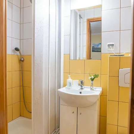 Rodzinny Dom I Apartamenty U Ciwersa Z Balia W Ogrodzie Bialka Tatrzanska Exterior photo