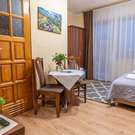 Rodzinny Dom I Apartamenty U Ciwersa Z Balia W Ogrodzie Bialka Tatrzanska Exterior photo