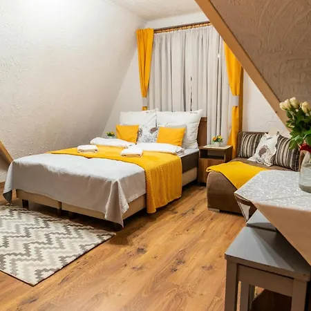 Rodzinny Dom I Apartamenty U Ciwersa Z Balia W Ogrodzie Bialka Tatrzanska Exterior photo