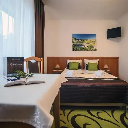 Rodzinny Dom I Apartamenty U Ciwersa Z Balia W Ogrodzie Bialka Tatrzanska Exterior photo